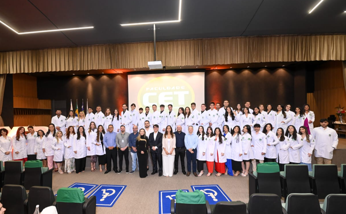 Cerimônia do Jaleco na Faculdade CET: Um Marco na Jornada dos Futuros Médicos