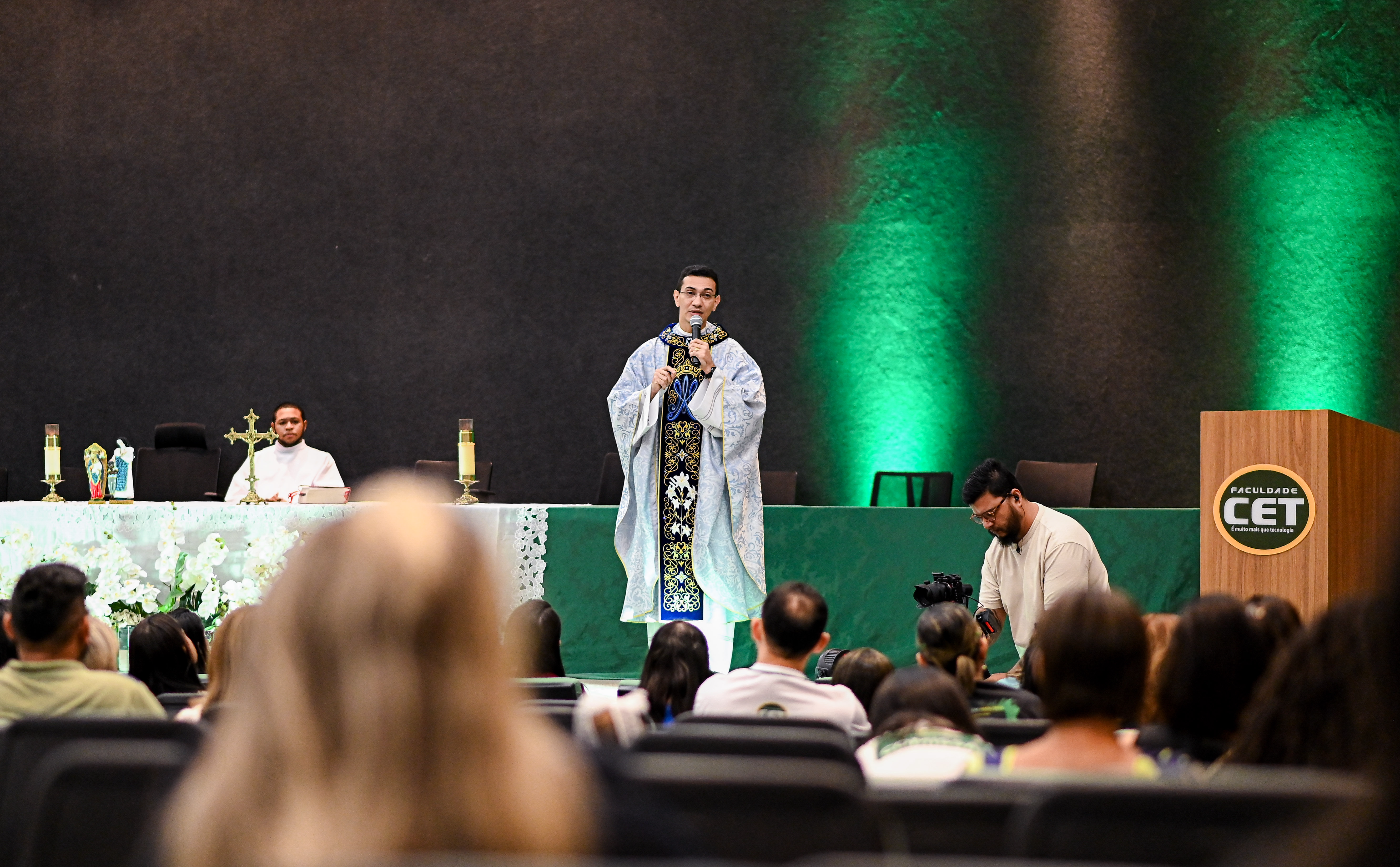Faculdade CET Celebra o Dia das Mães com Missa Emocionante
