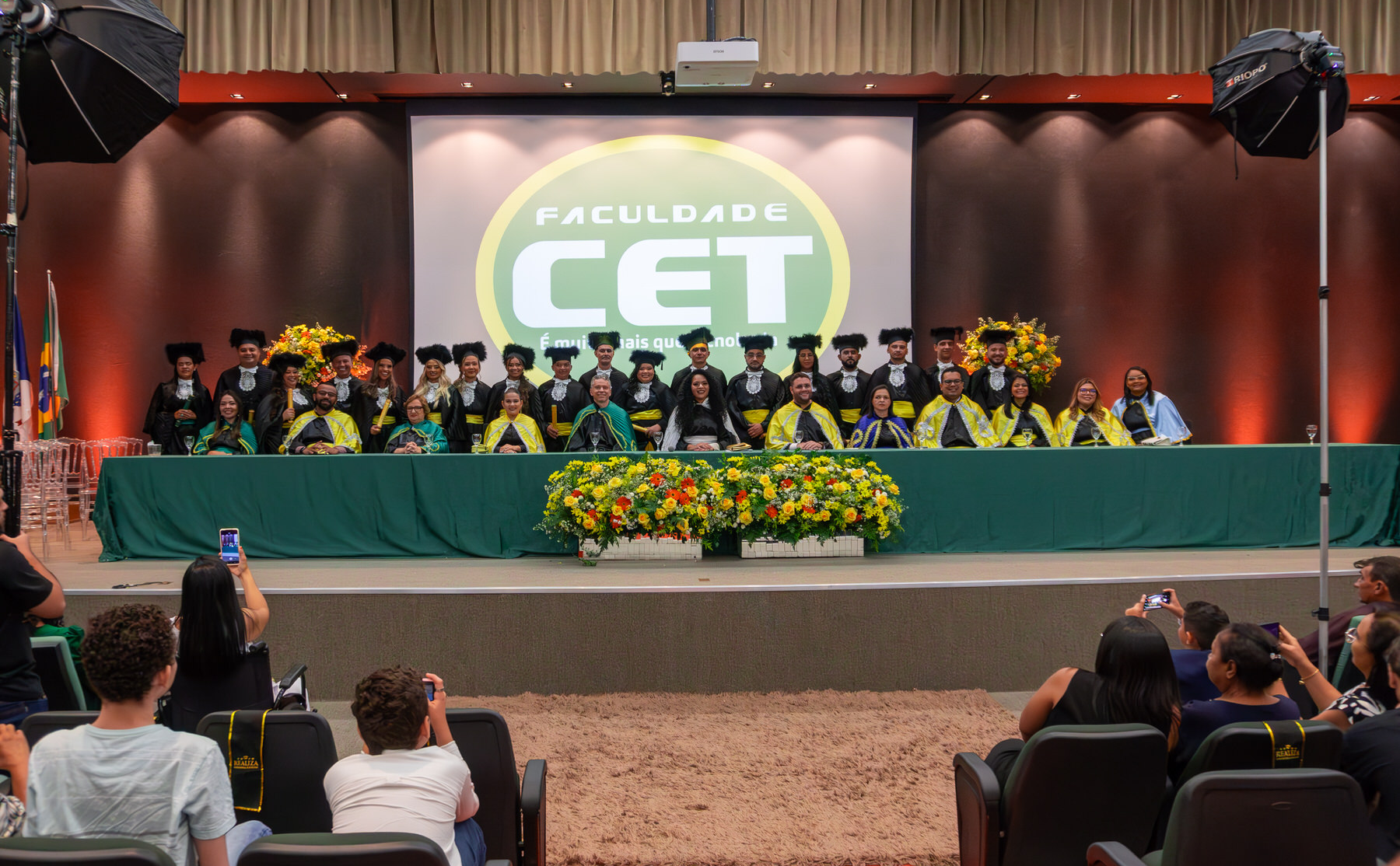 Faculdade CET celebra formatura de Farmácia e Biomedicina: Um marco de sucesso educacional e emocional