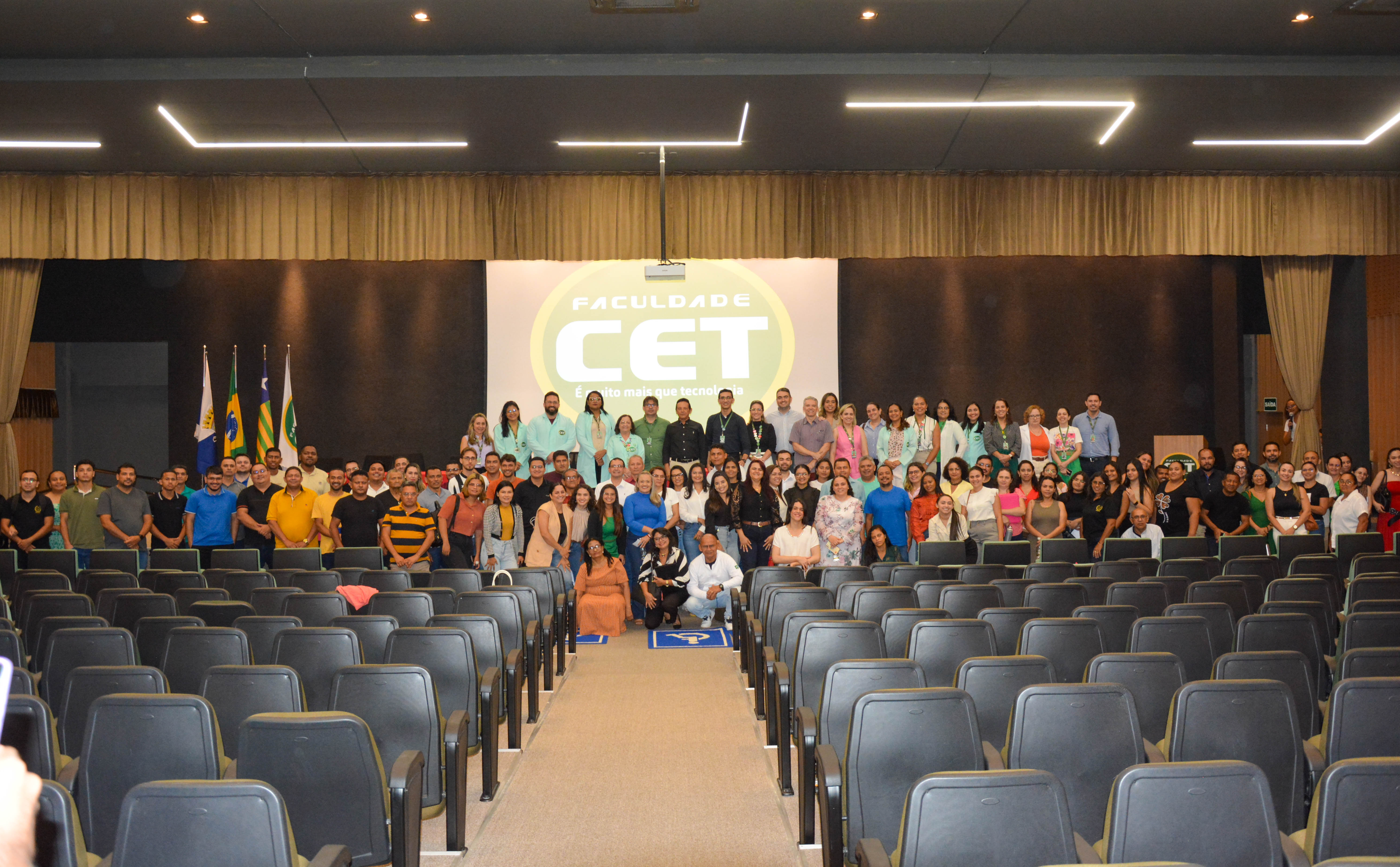 Acolhimento Faculdade CET: calouros, veteranos e corpo docente marcam presença durante cerimônia