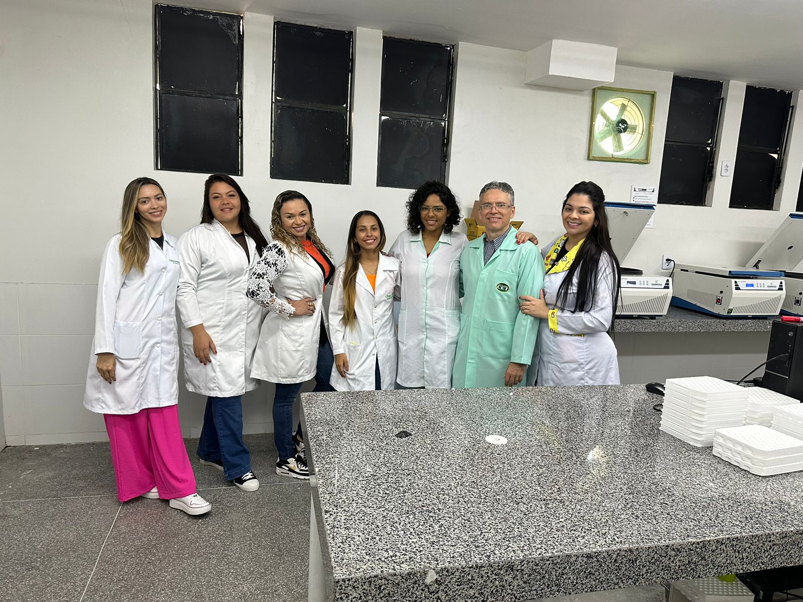 Alunas do Curso de Biomedicina da Faculdade CET realizam visita técnica ao Laboratório Raul Bacelar
