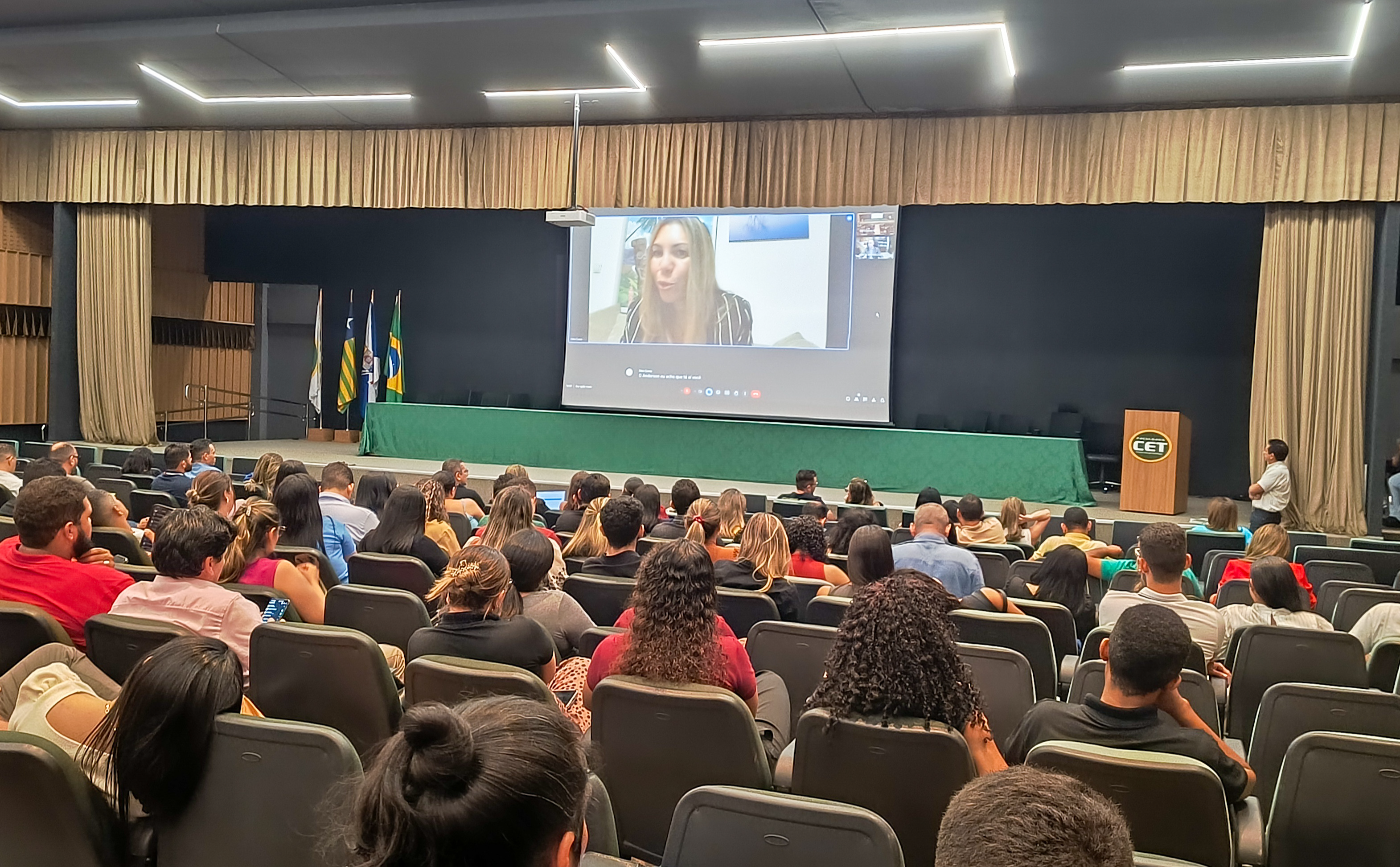  Faculdade CET Realiza 3ª Aula-Conferência Internacional com Êxito