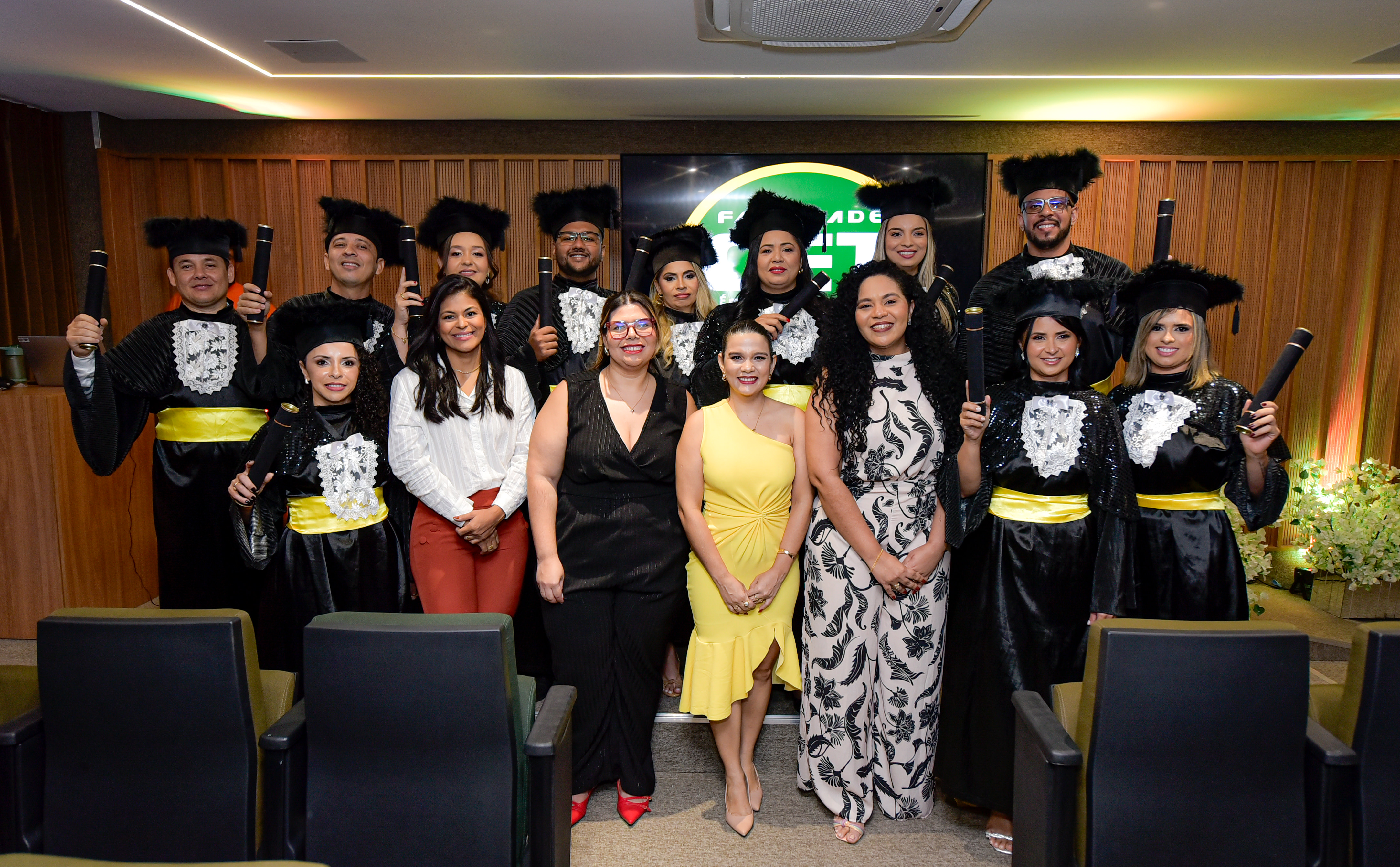 Faculdade CET Realiza Formatura Extemporânea da Turma F4 do Curso de Farmácia