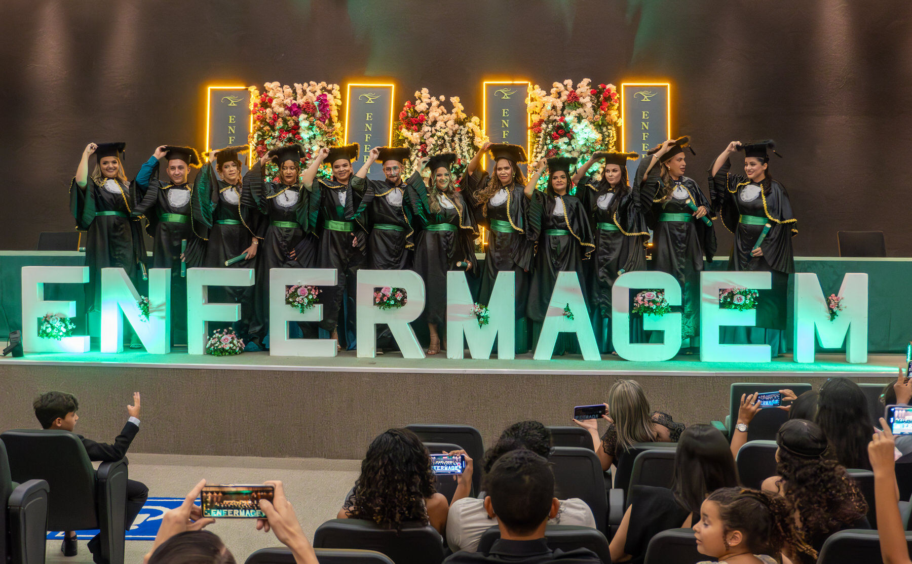Faculdade CET Celebra Formatura da Turma E3 do Curso de Enfermagem