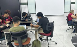 Alunos de Design Gráfico participam de atividade de extensão criativa promovida pelo Setor de Marketing