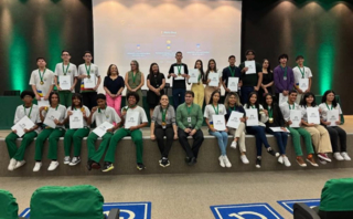  Estudantes do Ensino Médio desenvolveram soluções criativas em saúde, tecnologia e inclusão durante o Hackathon UNI-CET, premiado com até R$ 3 mil.
