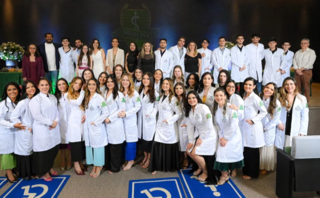 Vocação e Comprometimento: UNI-CET celebra Cerimônia do Jaleco da Turma MED 14  de Medicina
