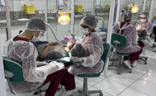 Acadêmicos do 2º período de Odontologia Semestral realizam primeira aula prática com pacientes